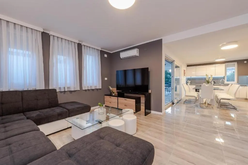Luxury Mandre House Villa 0*,